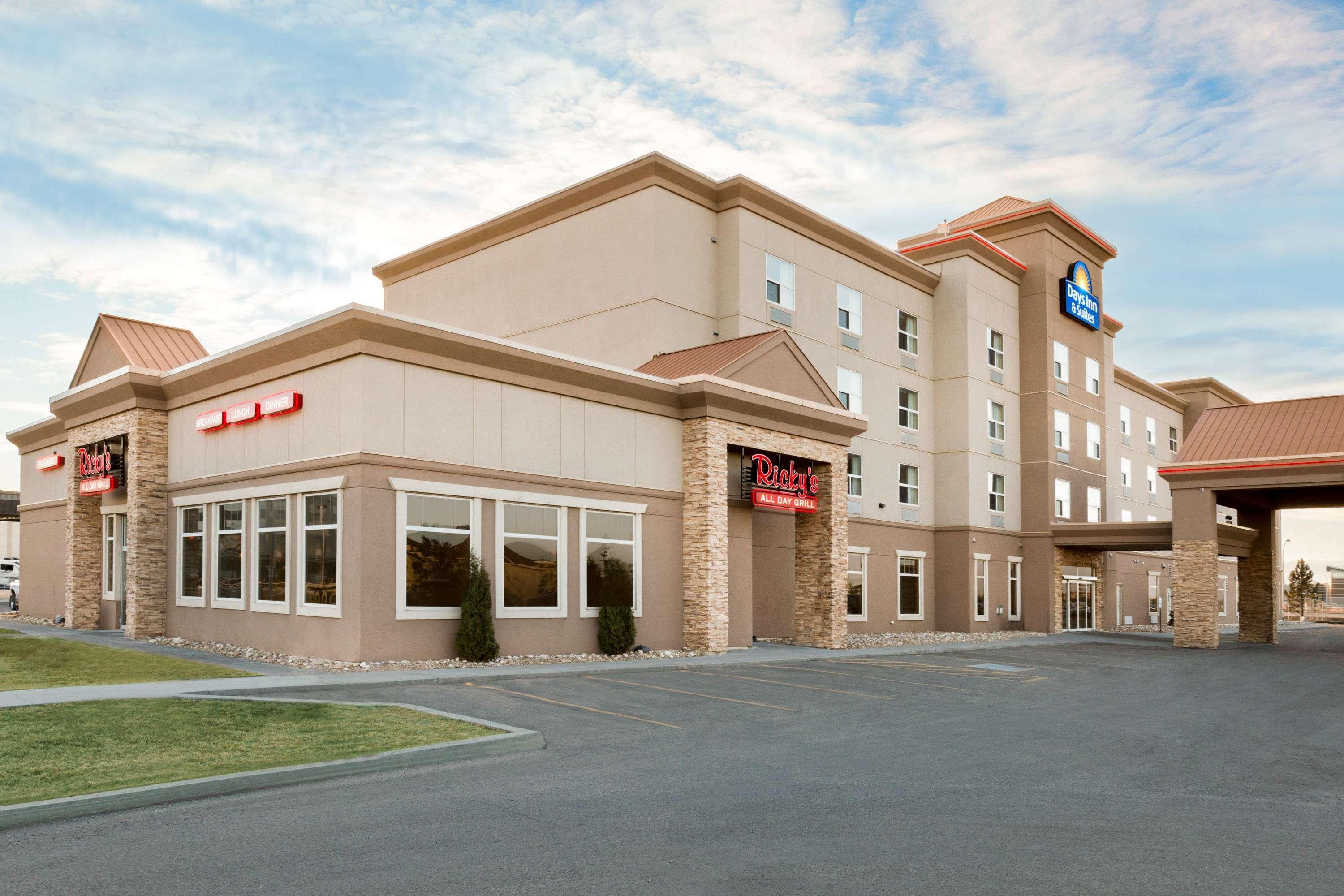 Days Inn & Suites By Wyndham Edmonton Airport Leduc Exterior photo